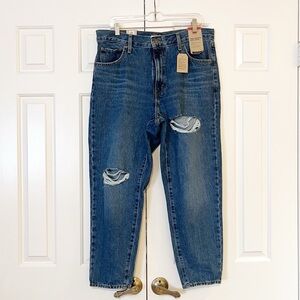 NWT Levi's High Waisted Mom Jeans. Medium Wash, Distressed. Loose fit. Size 32